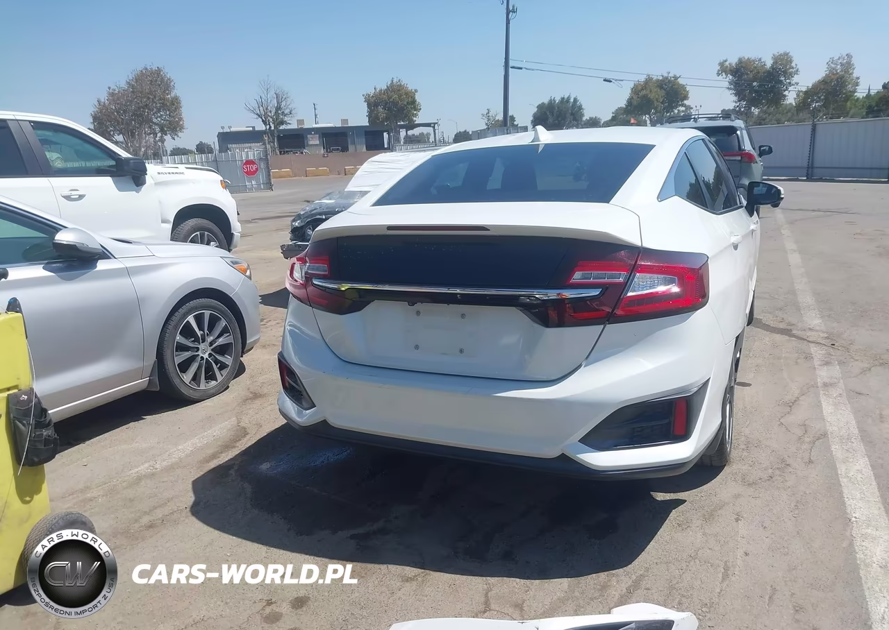 2018 Honda Clarity Plug-In Hybrid Touring VIN:JHMZC5F38JC005586 - 4