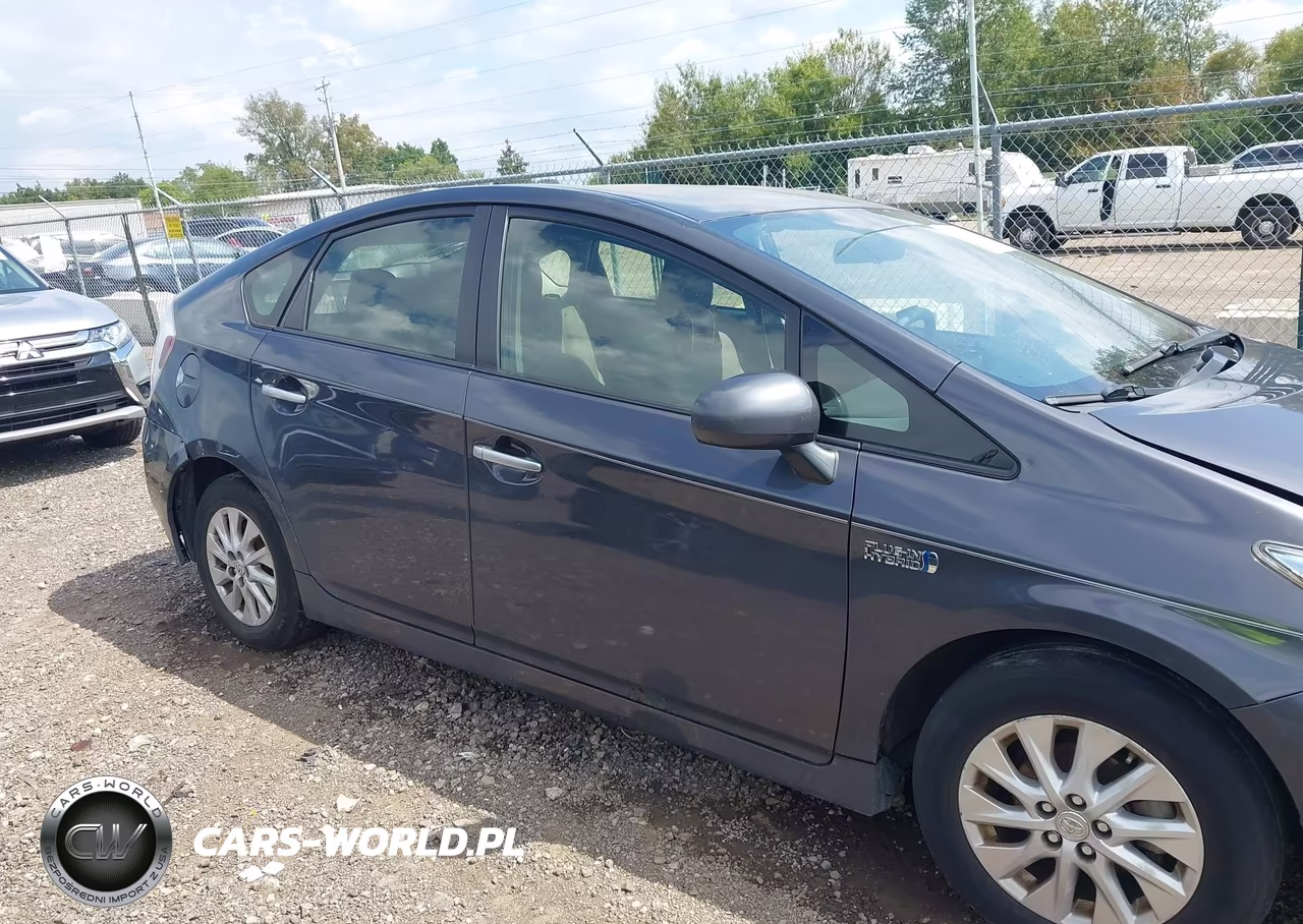 2013 Toyota Prius Plug-In VIN:JTDKN3DP2D3045402 - 13