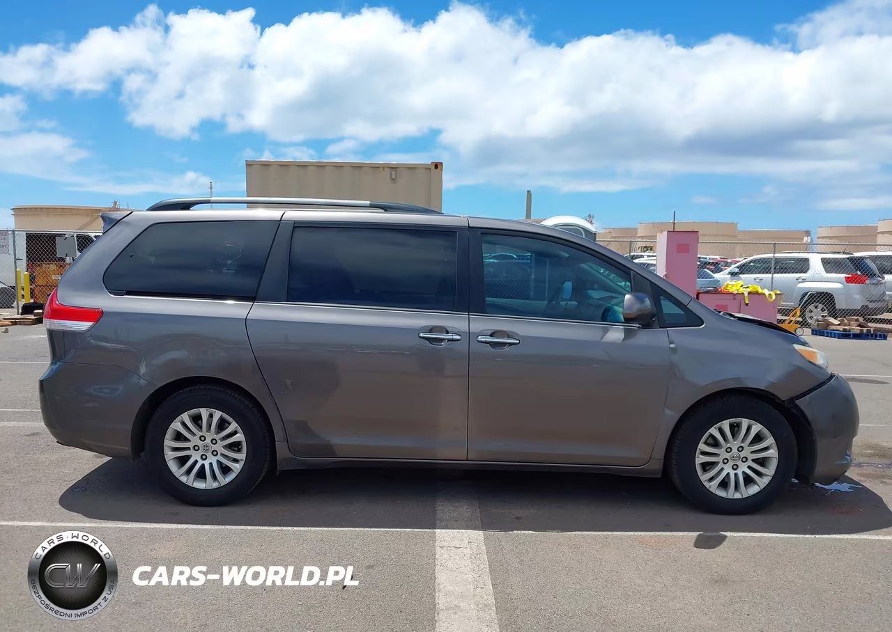 2014 Toyota Sienna Xle V6 7 Passenger Auto Access Seat-Xle V6 8 Passenger VIN:5TDYK3DCXES418413 - 13