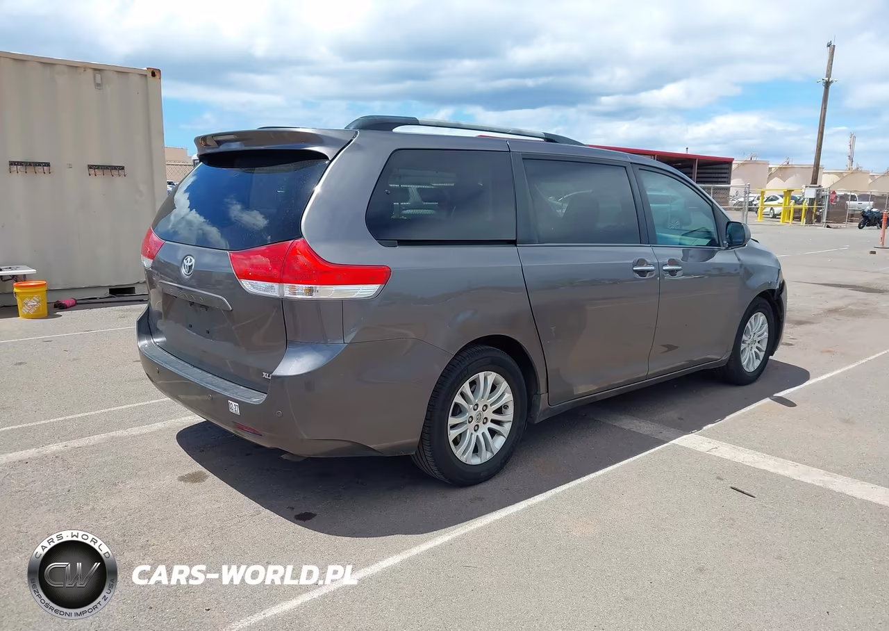 2014 Toyota Sienna Xle V6 7 Passenger Auto Access Seat-Xle V6 8 Passenger VIN:5TDYK3DCXES418413 - 4