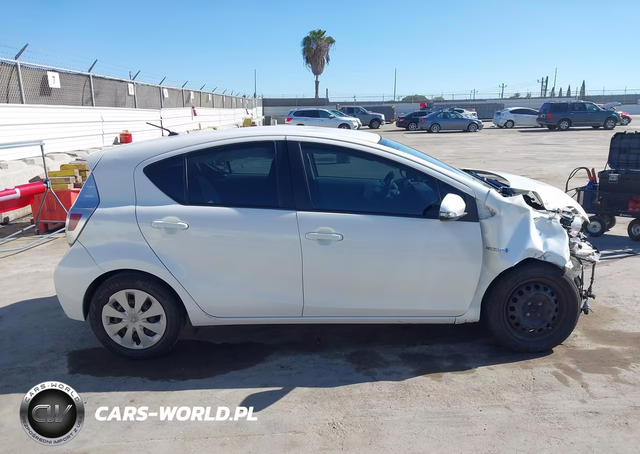 2014 Toyota Prius C Two VIN:JTDKDTB33E1565575 - 14