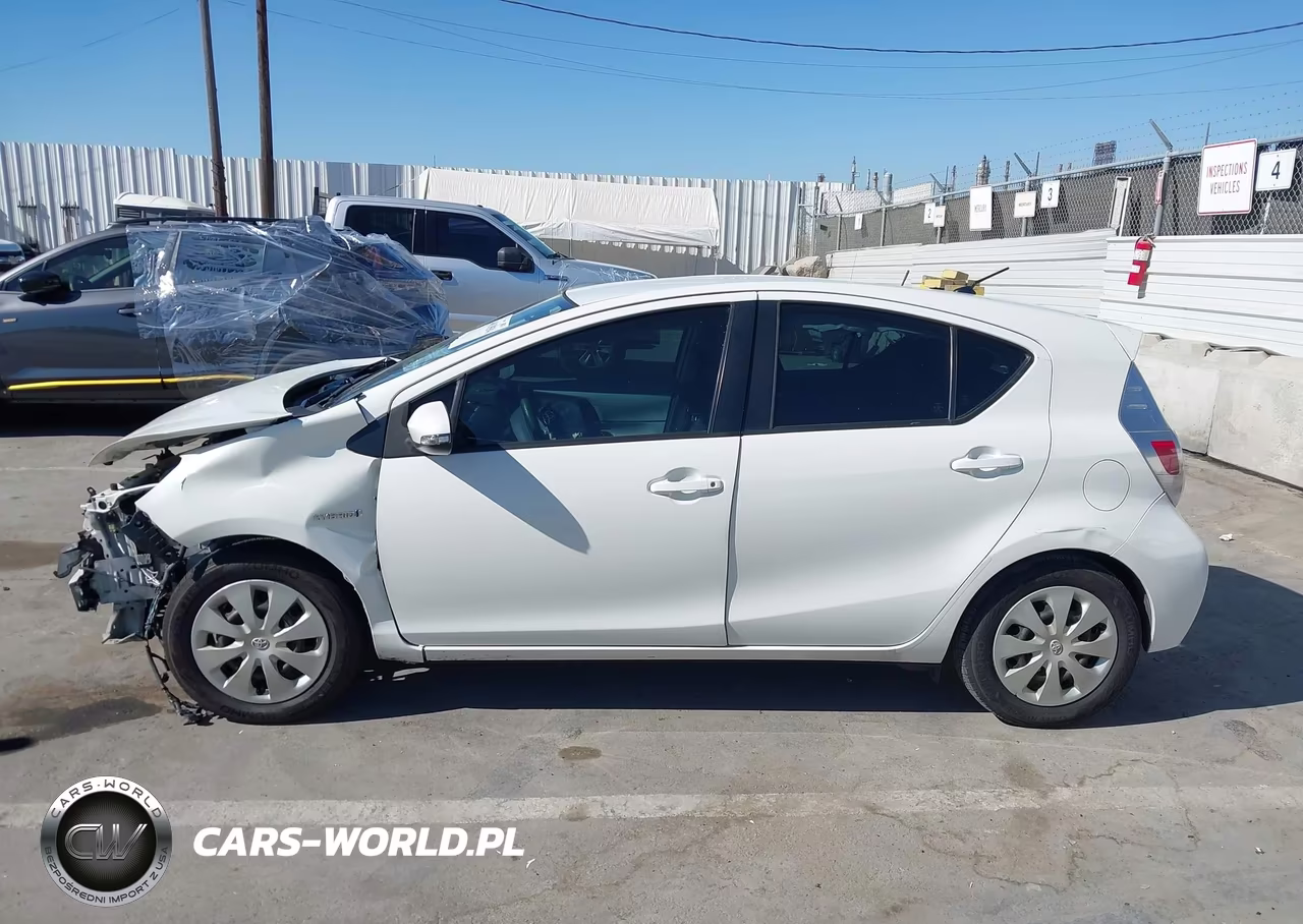 2014 Toyota Prius C Two VIN:JTDKDTB33E1565575 - 15