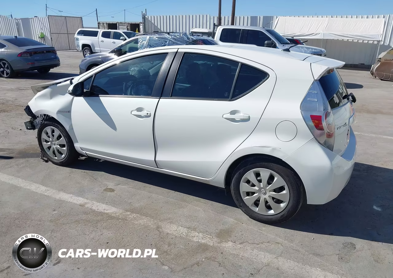 2014 Toyota Prius C Two VIN:JTDKDTB33E1565575 - 3