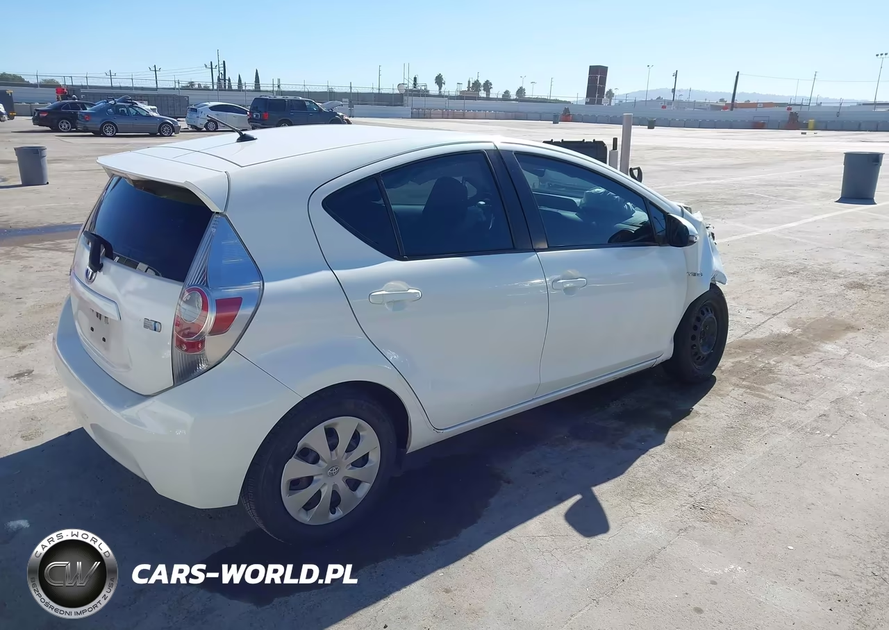 2014 Toyota Prius C Two VIN:JTDKDTB33E1565575 - 4