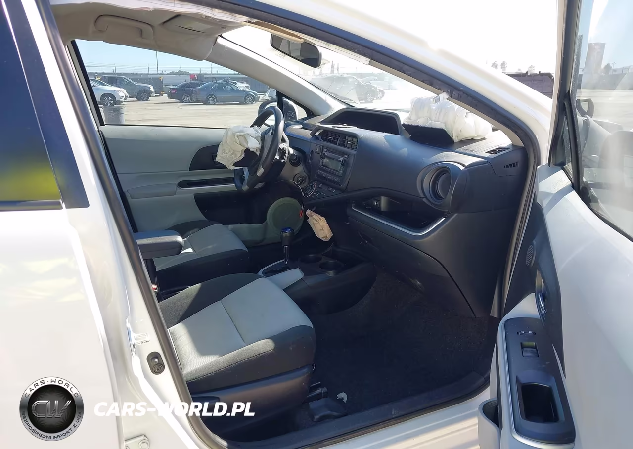 2014 Toyota Prius C Two VIN:JTDKDTB33E1565575 - 5
