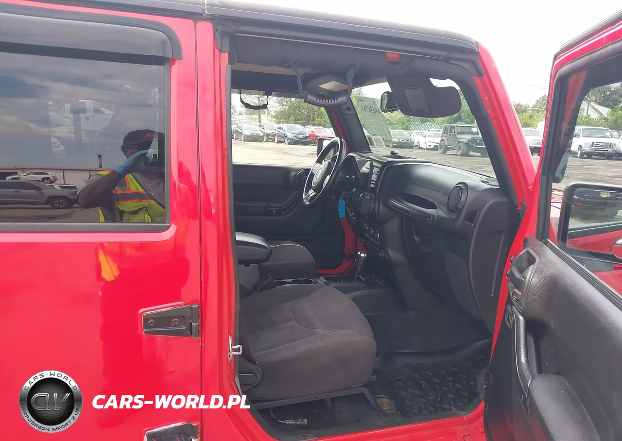 2015 Jeep Wrangler Unlimited Sport VIN:1C4BJWDGXFL555318 - 5