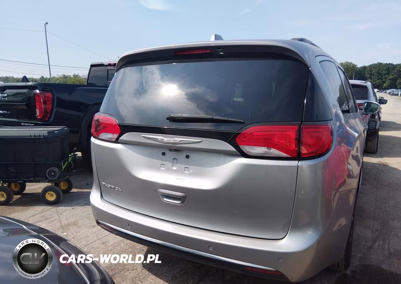2017 Chrysler Pacifica Touring-L VIN:2C4RC1BG2HR733795 - 16