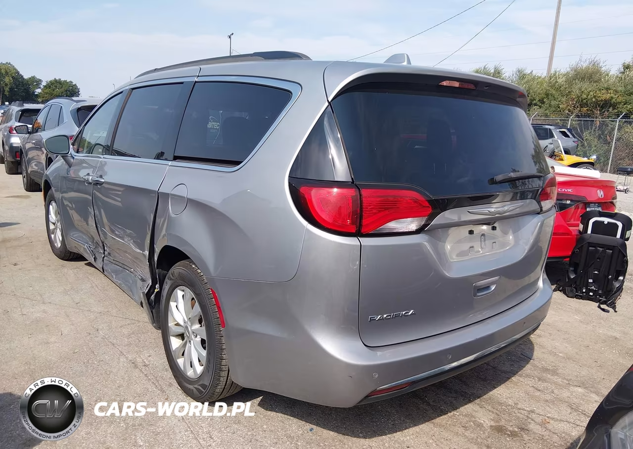 2017 Chrysler Pacifica Touring-L VIN:2C4RC1BG2HR733795 - 3