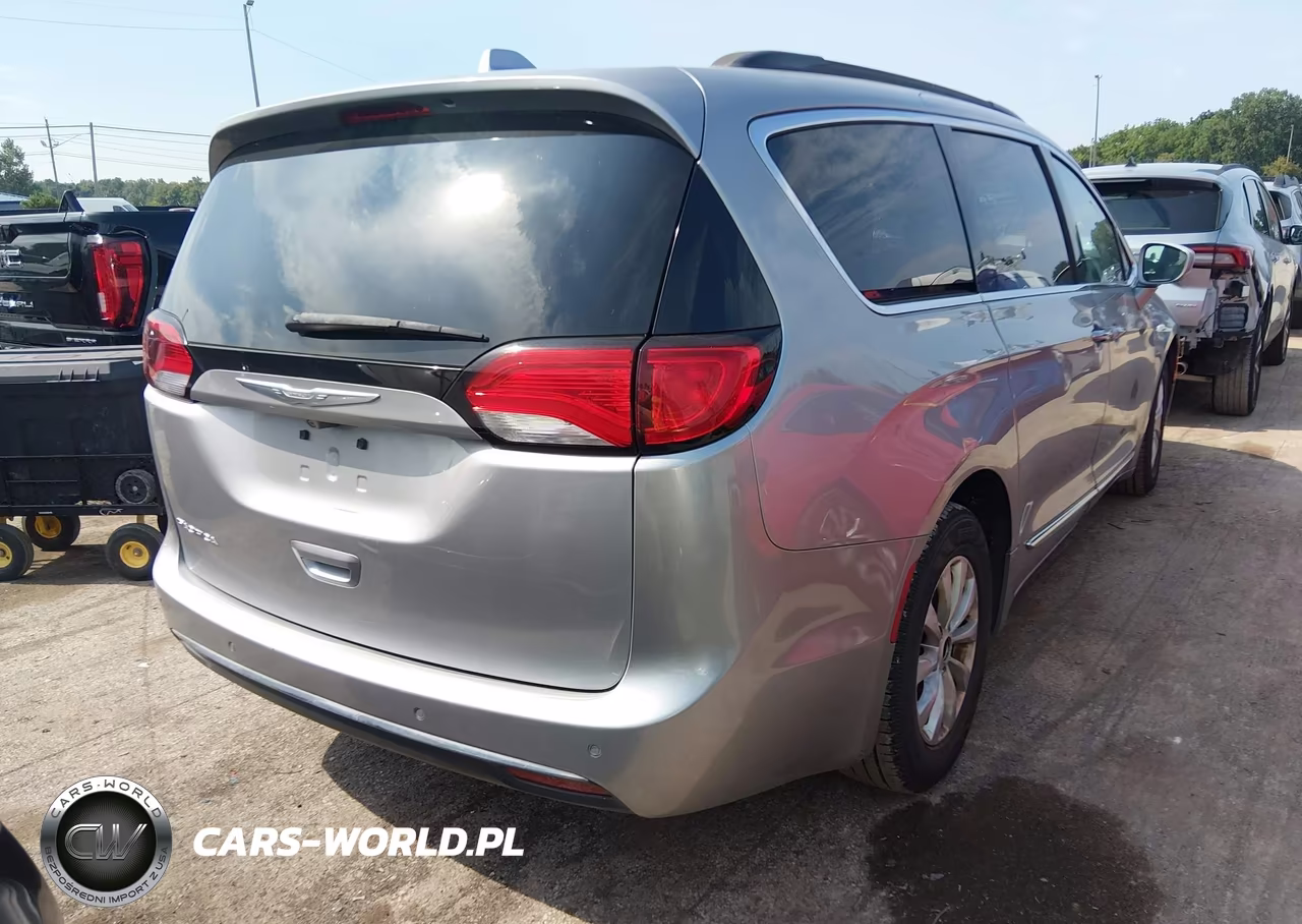 2017 Chrysler Pacifica Touring-L VIN:2C4RC1BG2HR733795 - 4