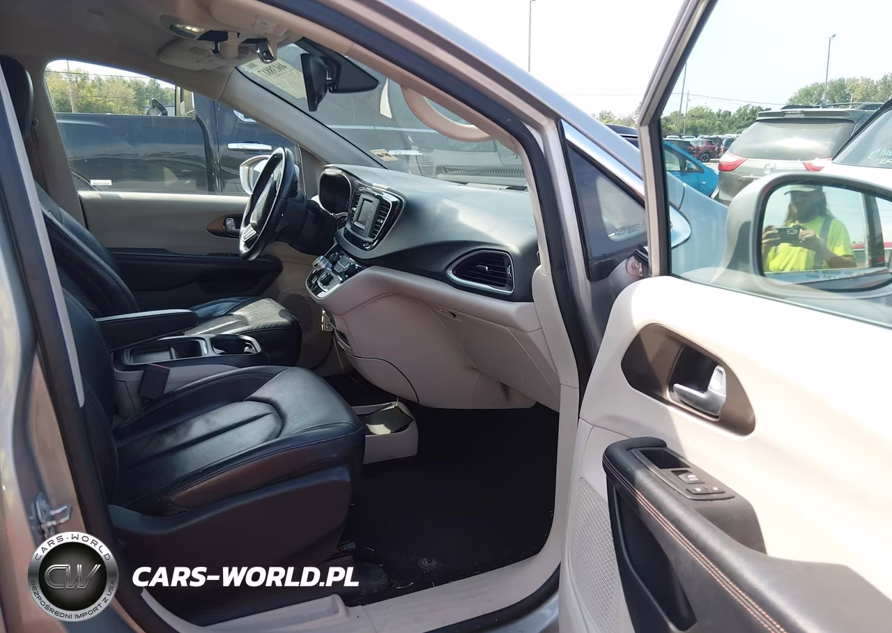 2017 Chrysler Pacifica Touring-L VIN:2C4RC1BG2HR733795 - 5
