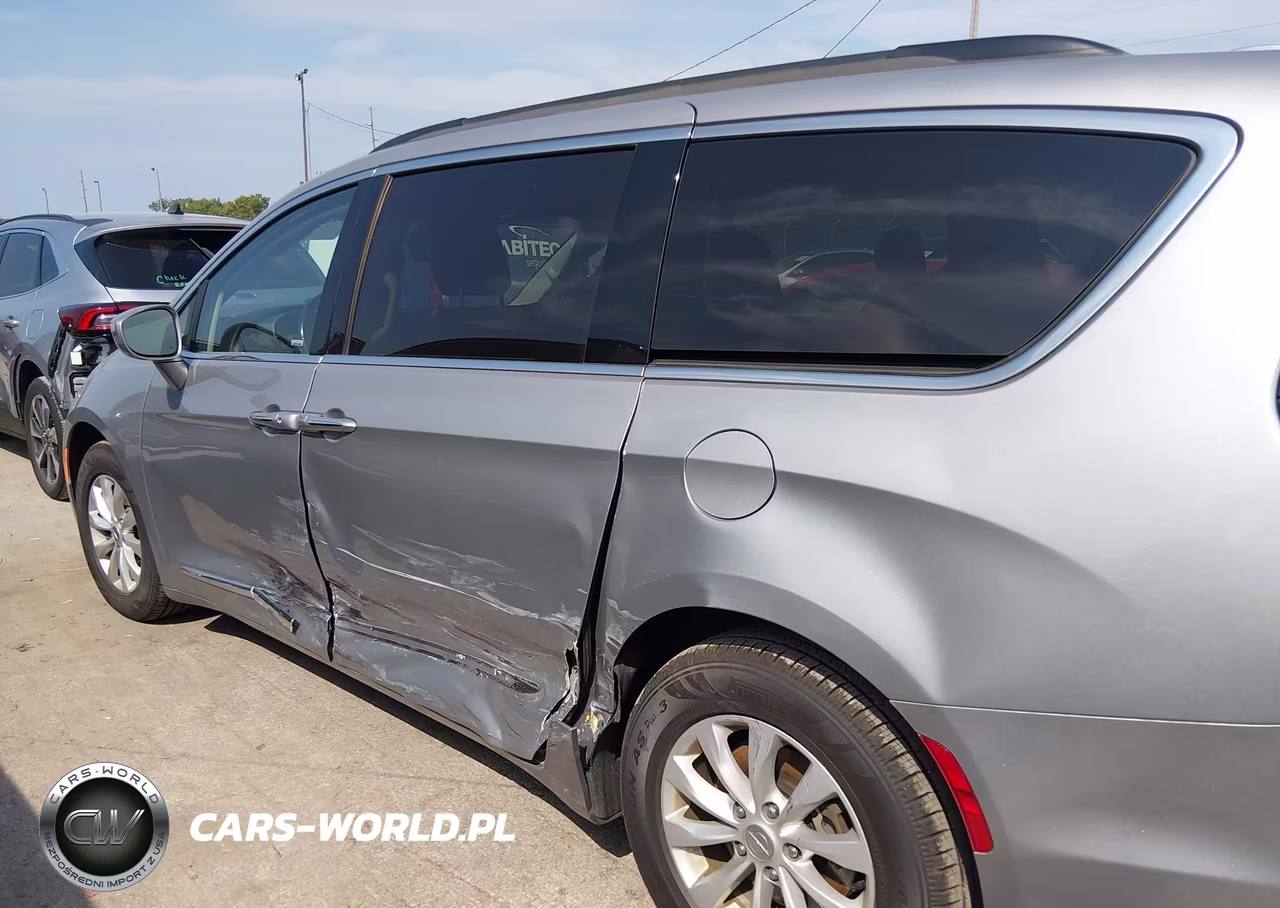 2017 Chrysler Pacifica Touring-L VIN:2C4RC1BG2HR733795 - 6