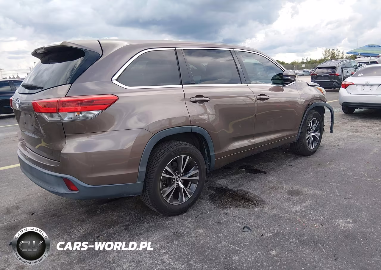 2017 Toyota Highlander Le VIN:5TDZZRFH7HS215883 - 4