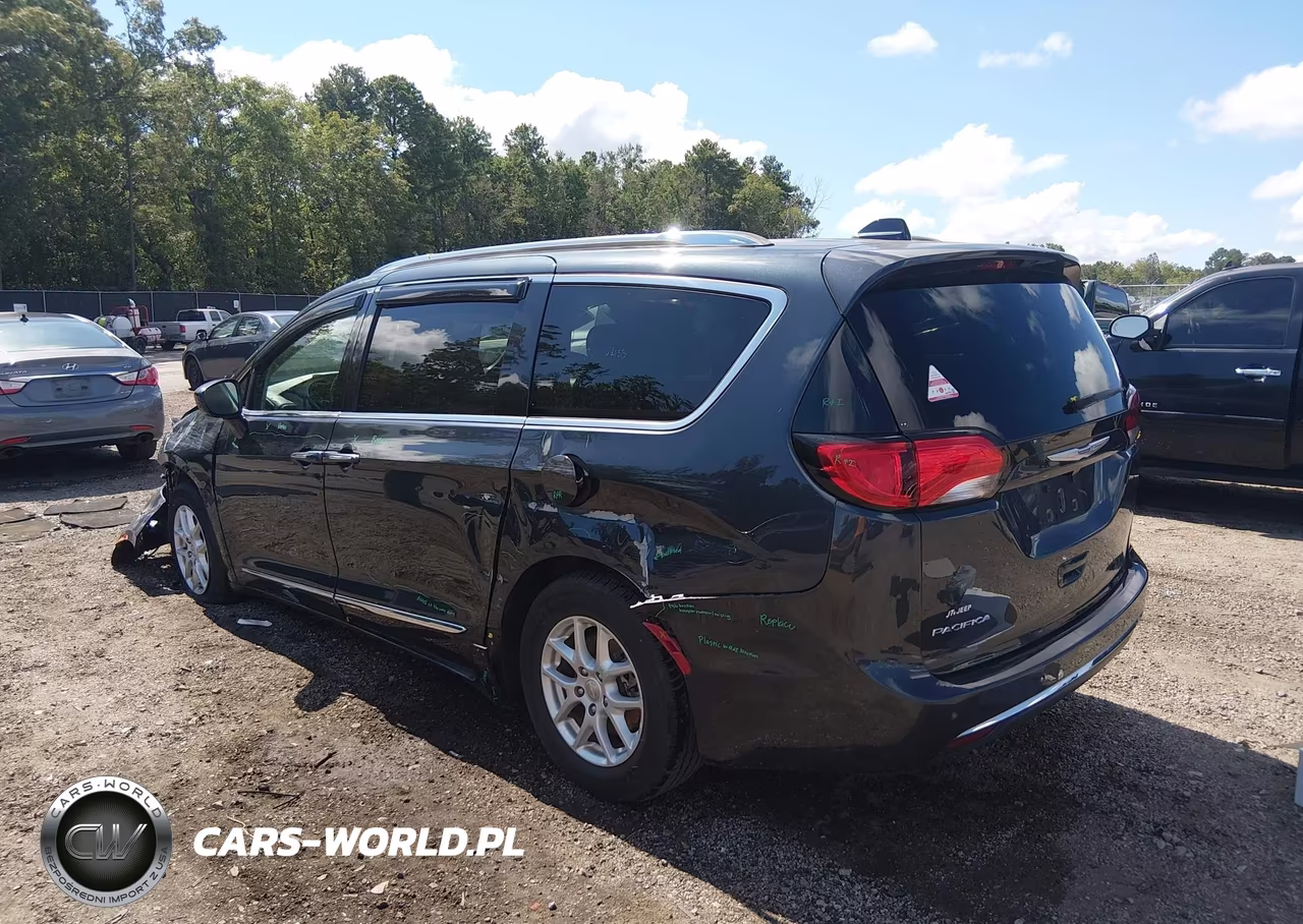 2020 Chrysler Pacifica Touring L VIN:2C4RC1BG7LR274224 - 3