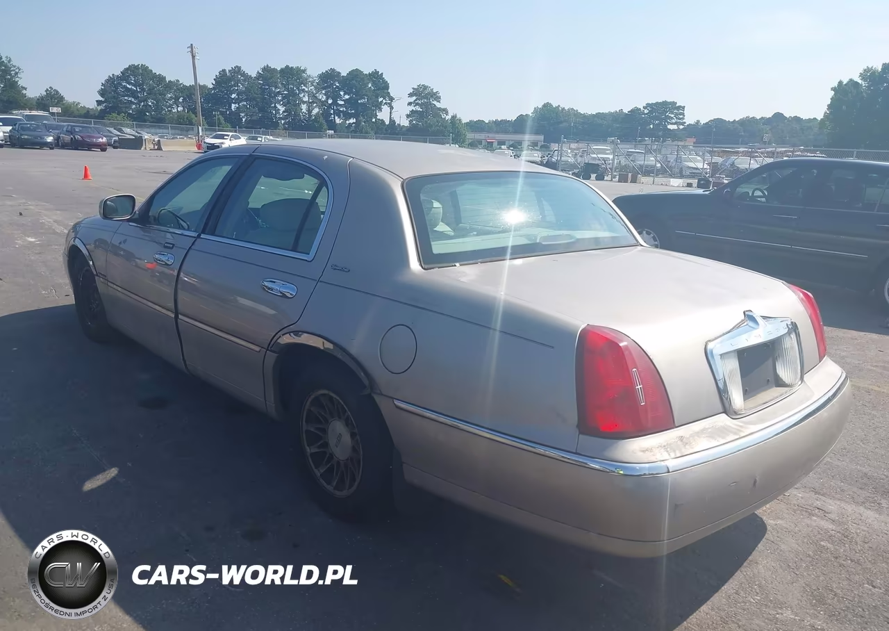 2001 Lincoln Town Car Signature VIN:1LNHM82W31Y732922 - 3