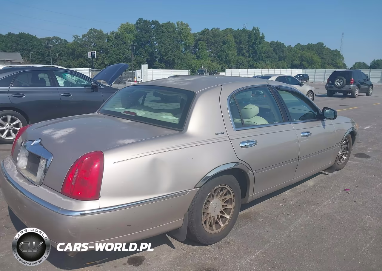 2001 Lincoln Town Car Signature VIN:1LNHM82W31Y732922 - 4