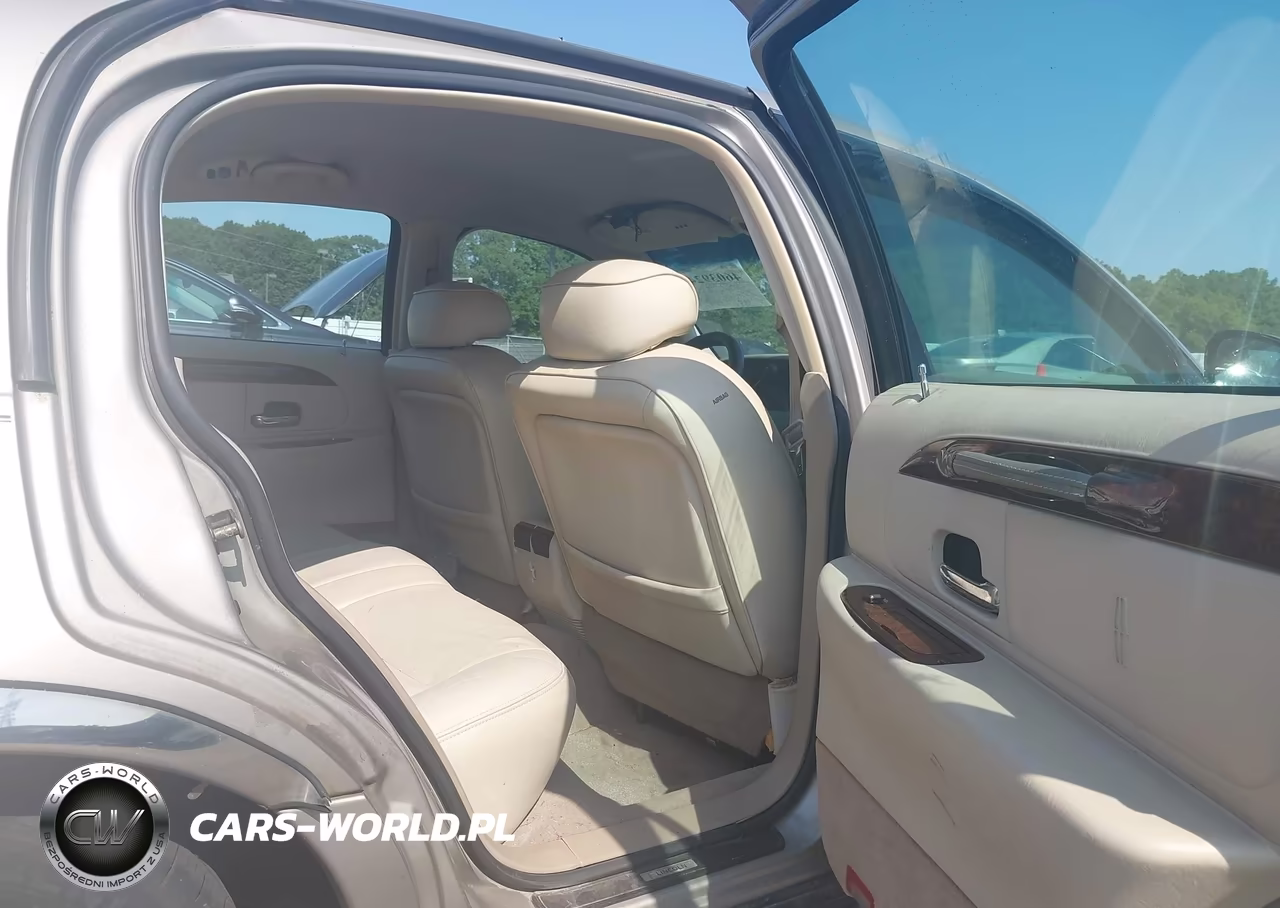 2001 Lincoln Town Car Signature VIN:1LNHM82W31Y732922 - 8