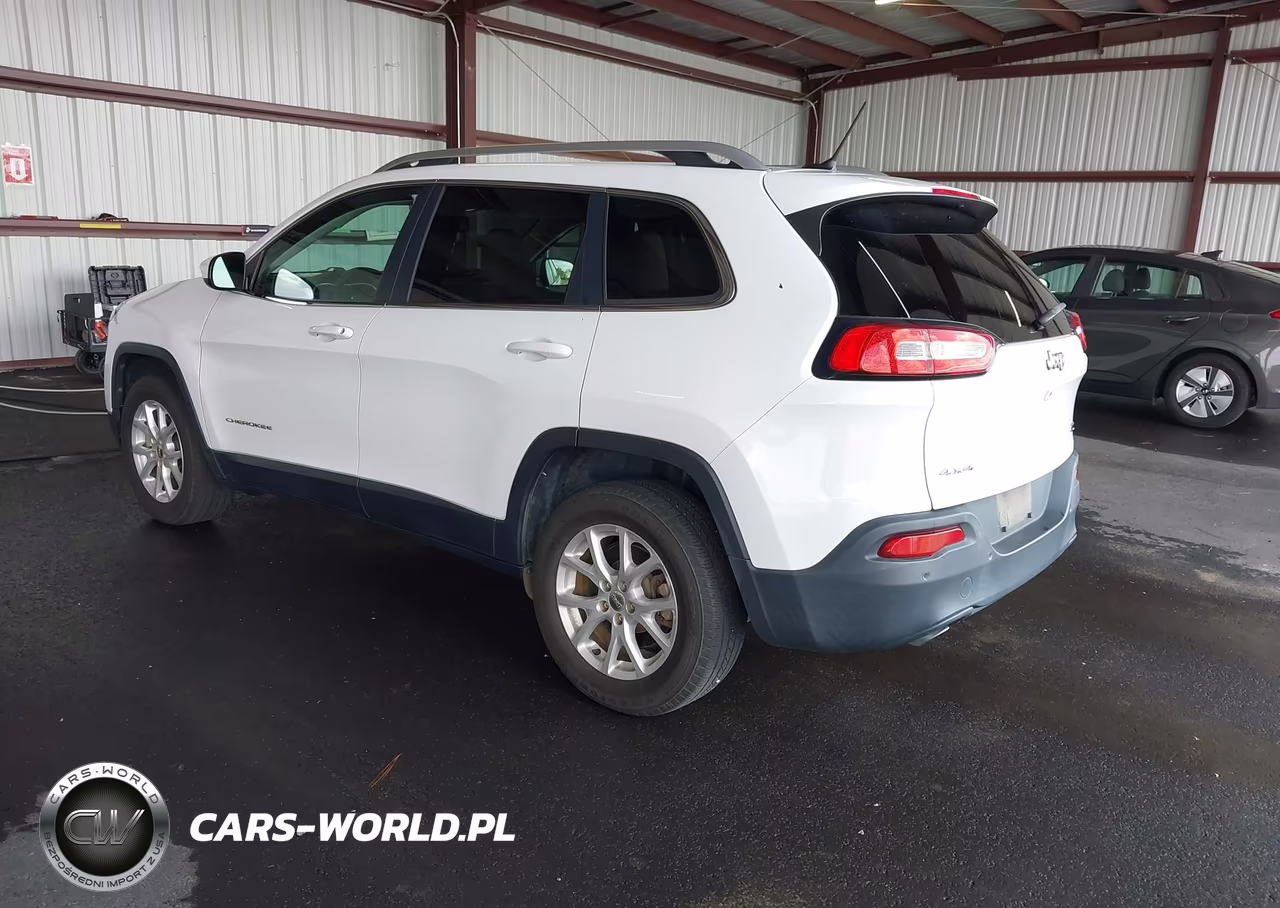 2018 Jeep Cherokee Latitude 4X4 VIN:1C4PJMCB7JD559278 - 3