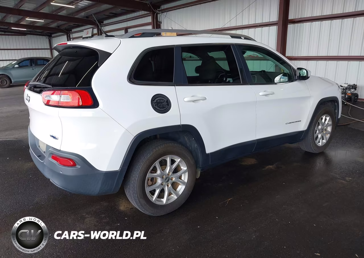 2018 Jeep Cherokee Latitude 4X4 VIN:1C4PJMCB7JD559278 - 4