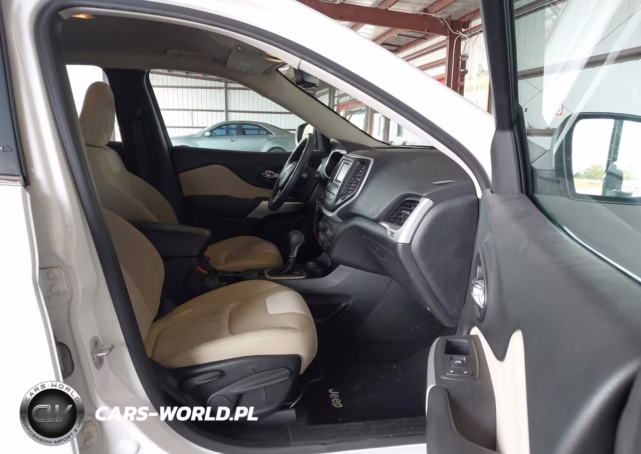 2018 Jeep Cherokee Latitude 4X4 VIN:1C4PJMCB7JD559278 - 5