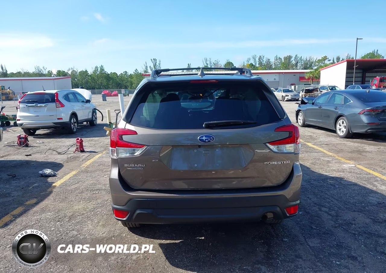2023 Subaru Forester Premium VIN:JF2SKADC6PH463948 - 17