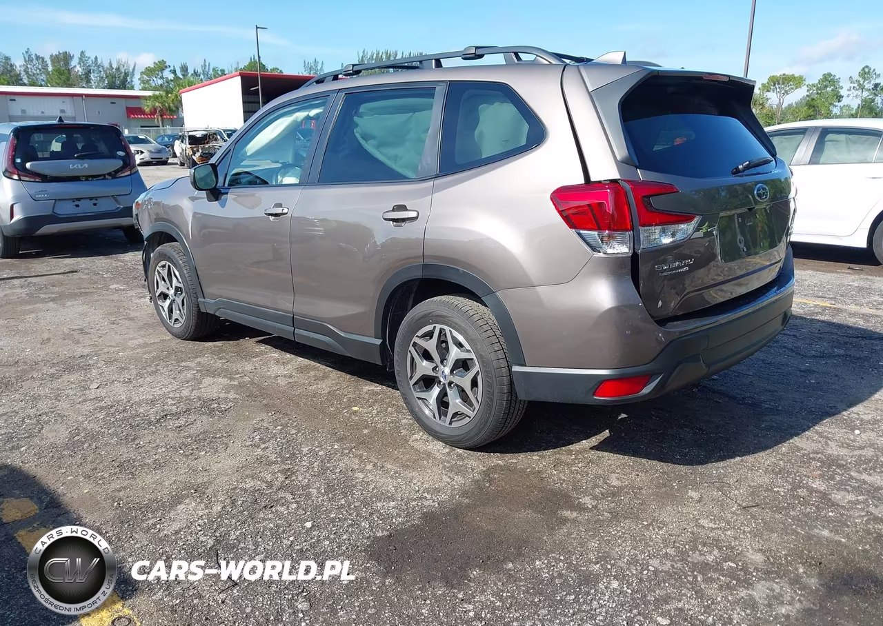 2023 Subaru Forester Premium VIN:JF2SKADC6PH463948 - 3