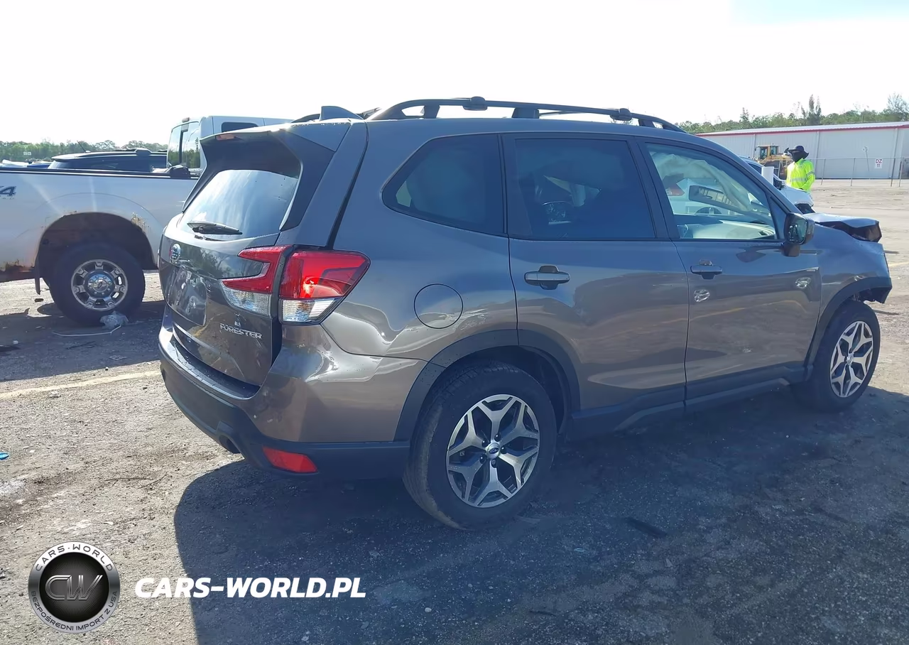 2023 Subaru Forester Premium VIN:JF2SKADC6PH463948 - 4