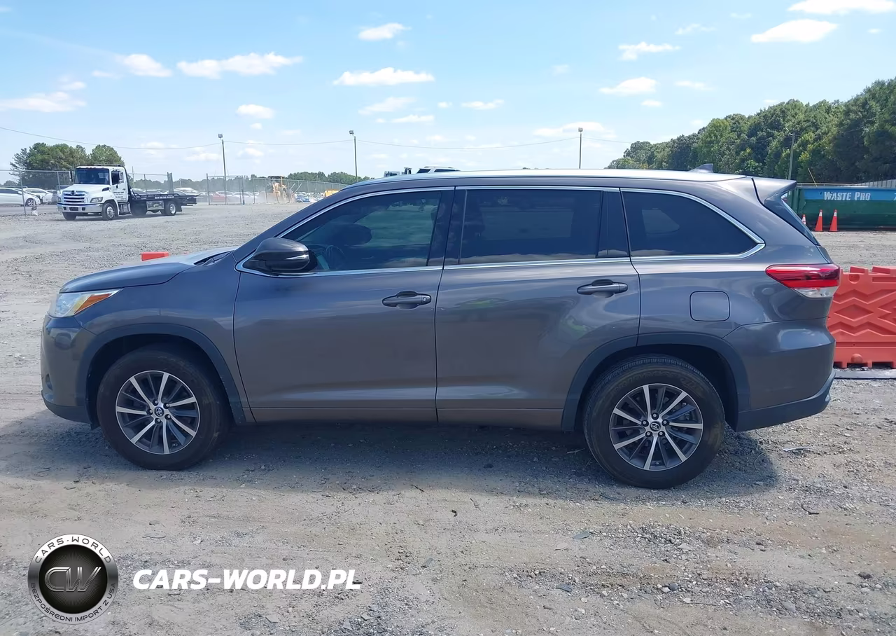 2018 Toyota Highlander Xle VIN:5TDKZRFH7JS529637 - 14