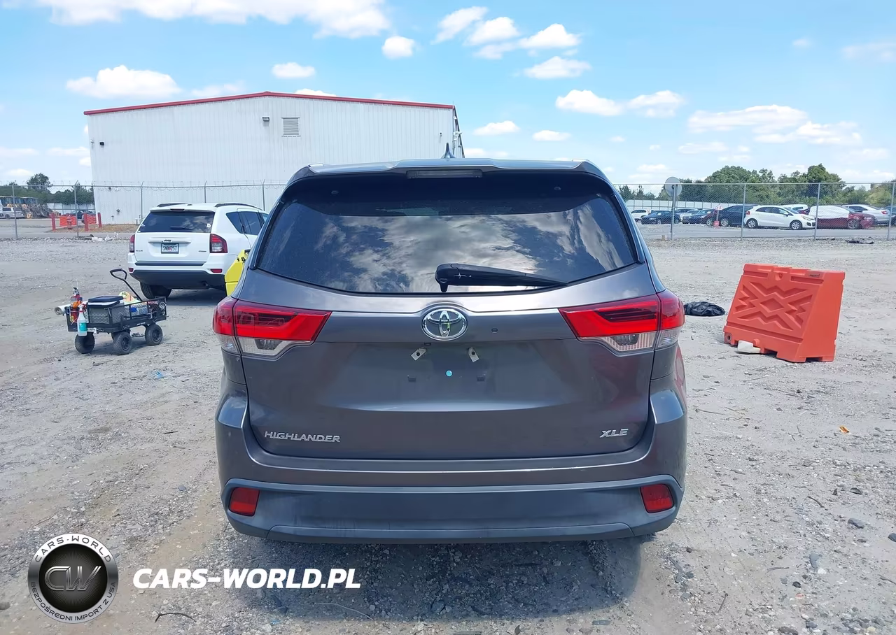 2018 Toyota Highlander Xle VIN:5TDKZRFH7JS529637 - 16