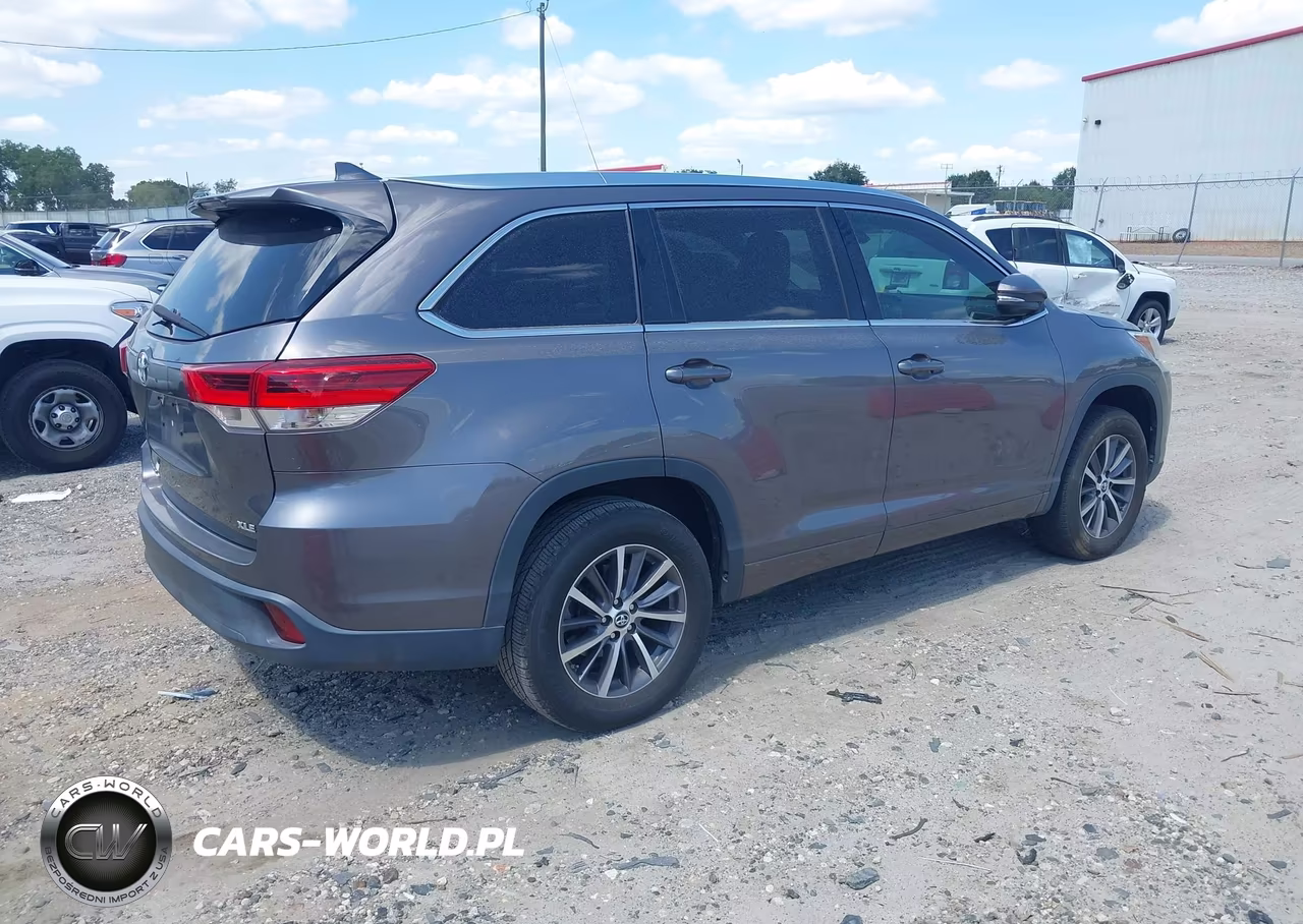 2018 Toyota Highlander Xle VIN:5TDKZRFH7JS529637 - 4