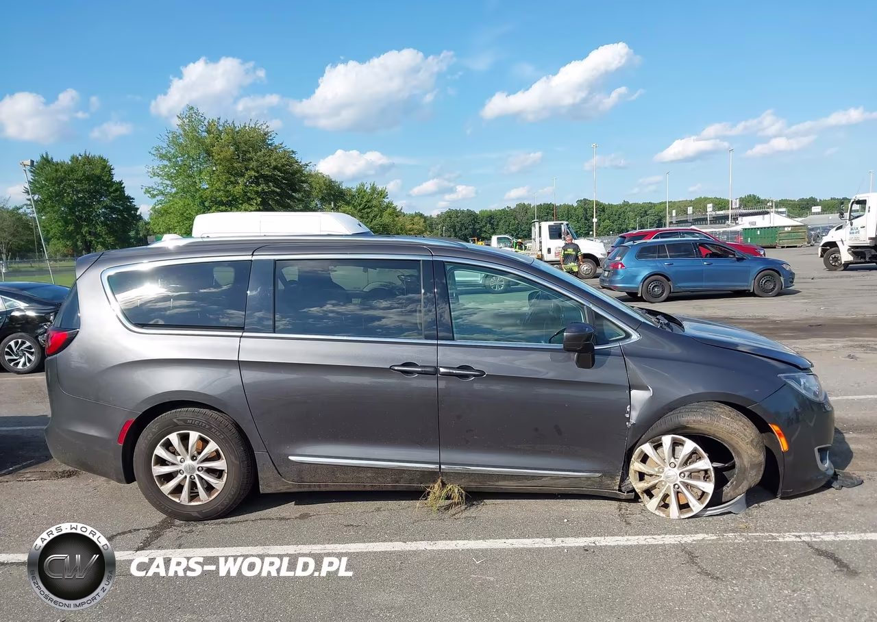 2018 Chrysler Pacifica Touring L VIN:2C4RC1BGXJR353349 - 13