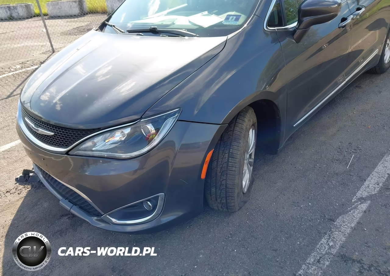 2018 Chrysler Pacifica Touring L VIN:2C4RC1BGXJR353349 - 17