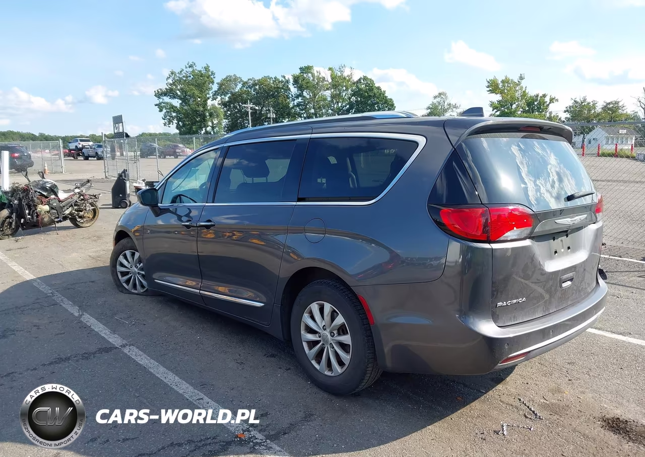 2018 Chrysler Pacifica Touring L VIN:2C4RC1BGXJR353349 - 3