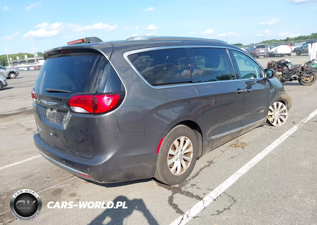 2018 Chrysler Pacifica Touring L VIN:2C4RC1BGXJR353349 - 4