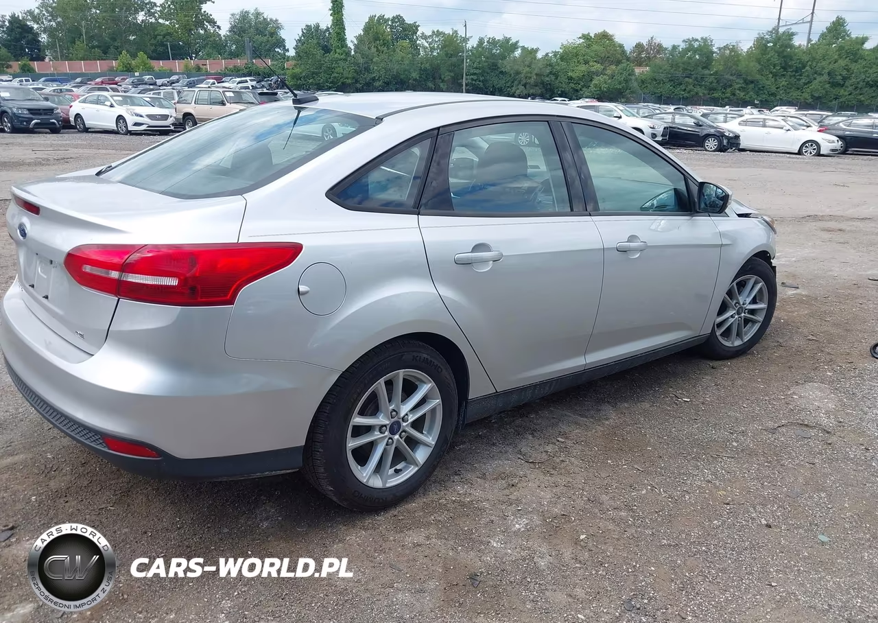 2015 Ford Focus Se VIN:1FADP3F29FL317103 - 4