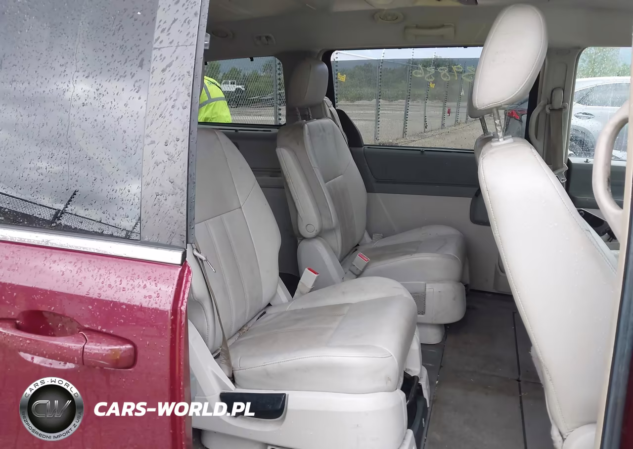 2008 Chrysler Town & Country Touring VIN:2A8HR54P98R673103 - 8