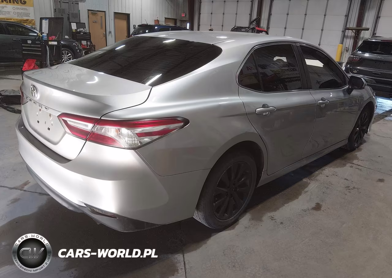 2018 Toyota Camry Le VIN:JTNB11HK1J3012400 - 4