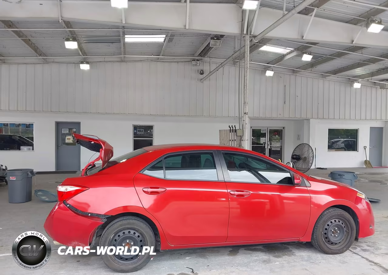 2018 Toyota Corolla Le VIN:5YFBURHE4JP838699 - 13