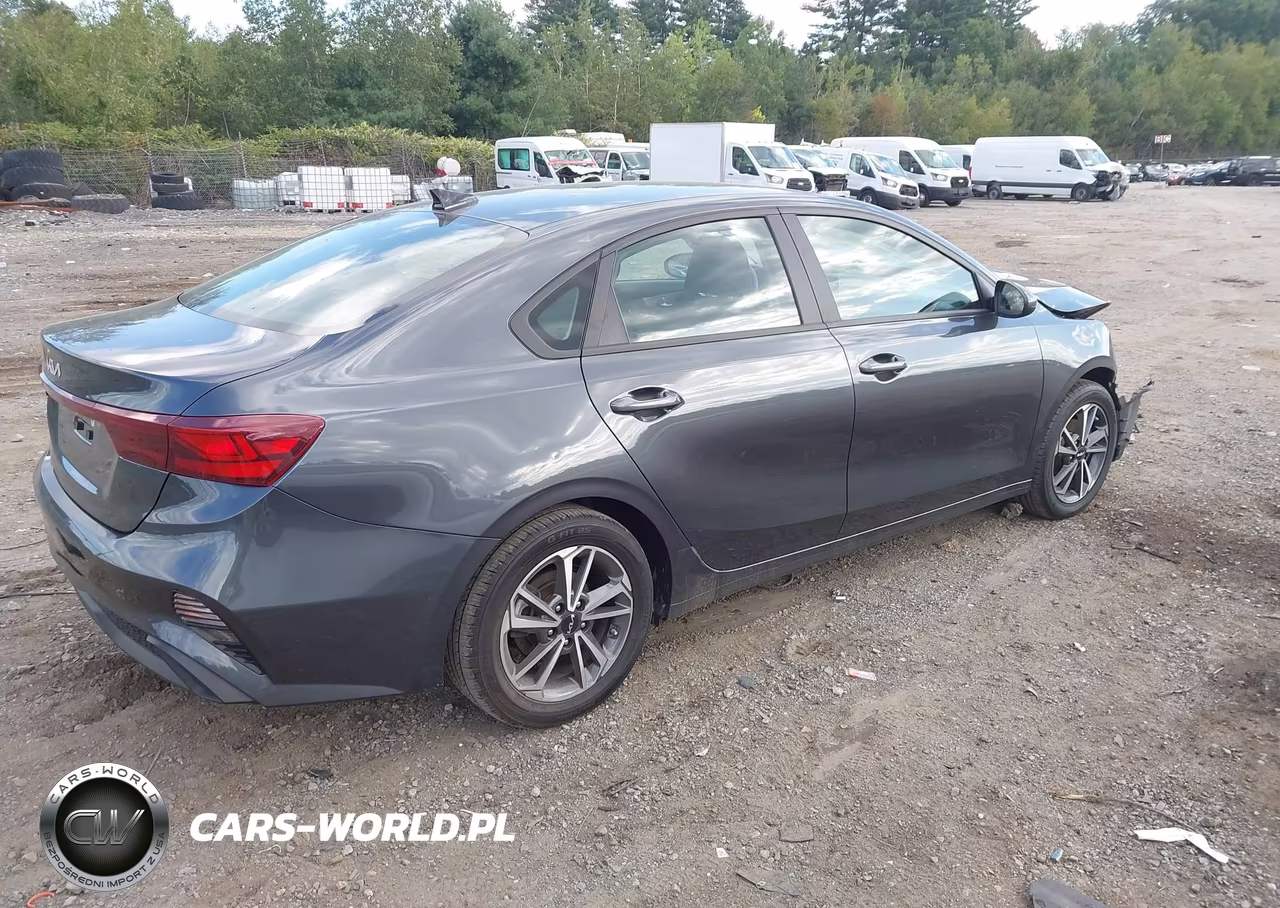 2023 Kia Forte Lxs VIN:3KPF24AD3PE588927 - 4