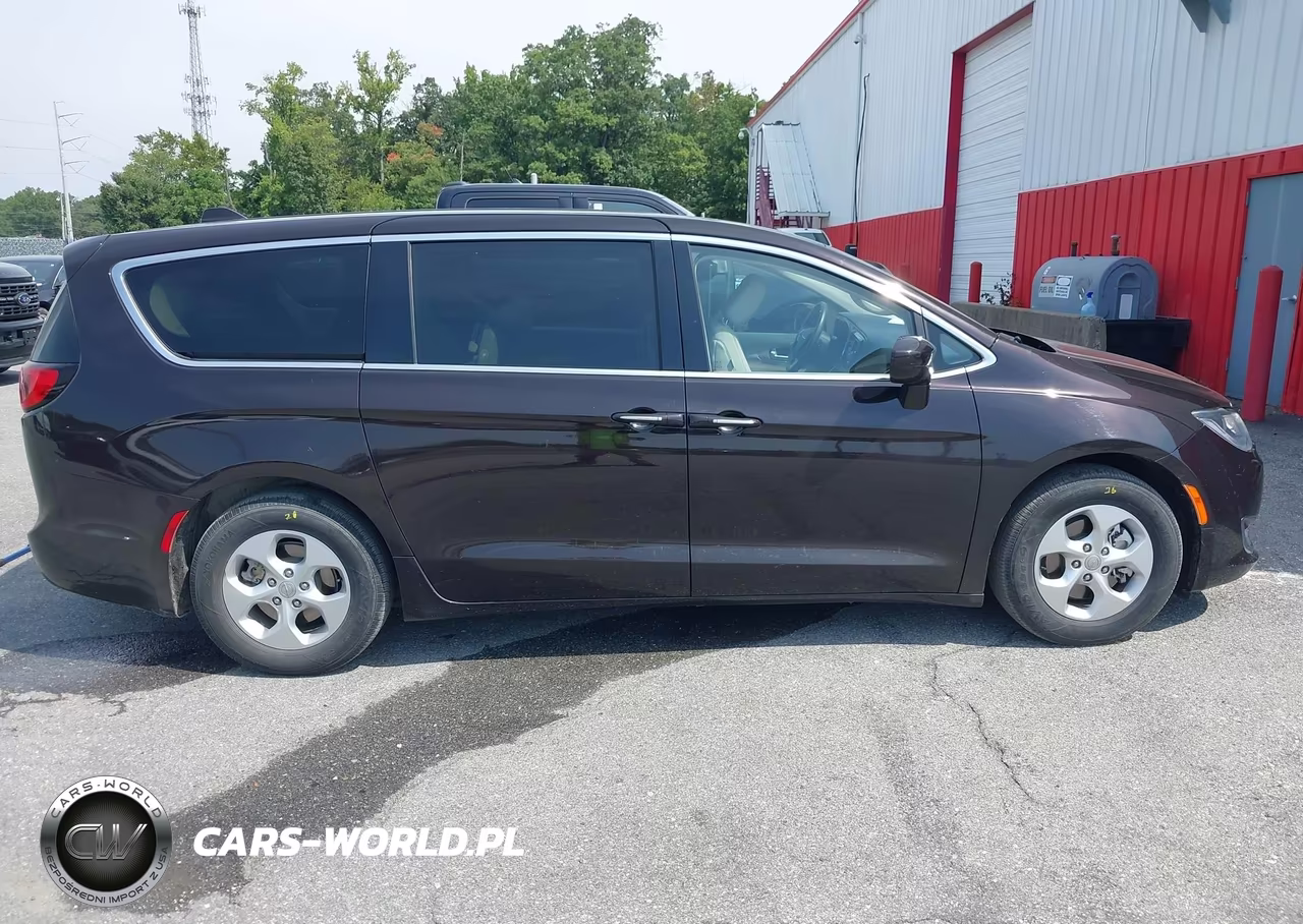 2018 Chrysler Pacifica Hybrid Touring Plus VIN:2C4RC1H77JR311664 - 15