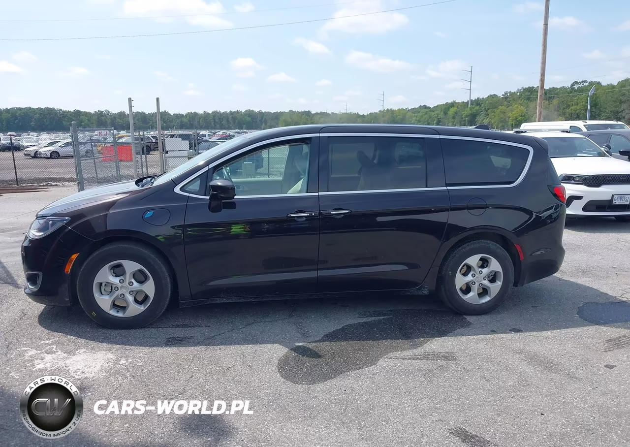 2018 Chrysler Pacifica Hybrid Touring Plus VIN:2C4RC1H77JR311664 - 16