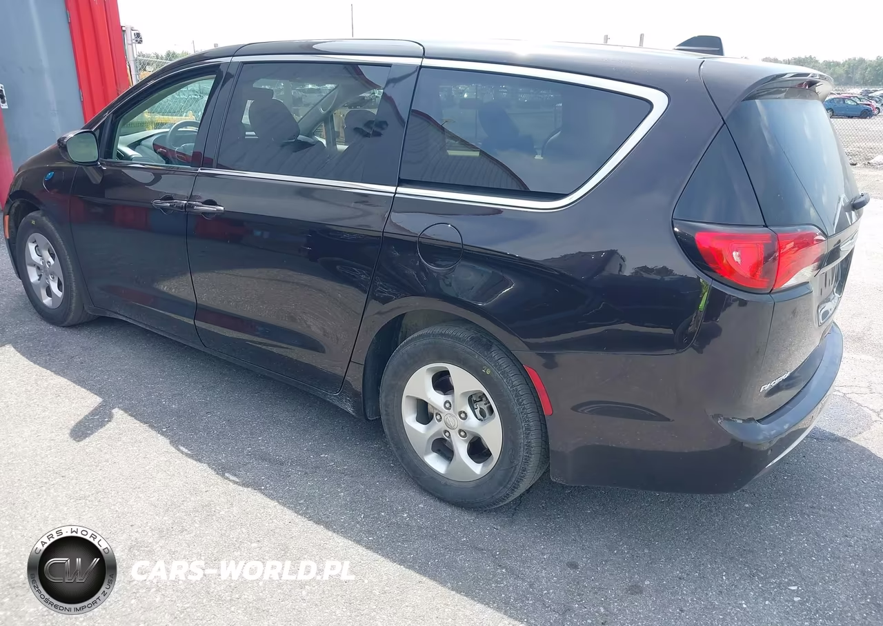 2018 Chrysler Pacifica Hybrid Touring Plus VIN:2C4RC1H77JR311664 - 3