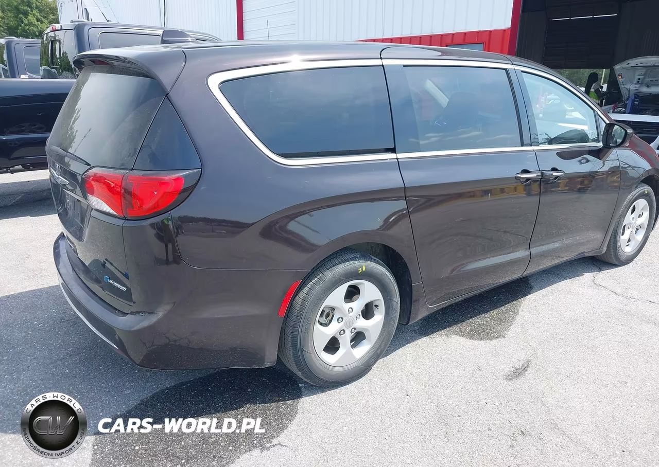 2018 Chrysler Pacifica Hybrid Touring Plus VIN:2C4RC1H77JR311664 - 4
