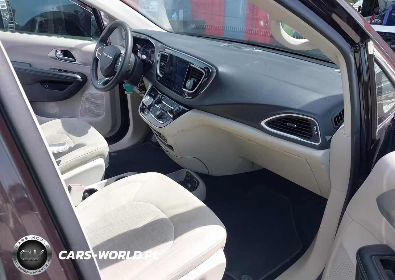 2018 Chrysler Pacifica Hybrid Touring Plus VIN:2C4RC1H77JR311664 - 5