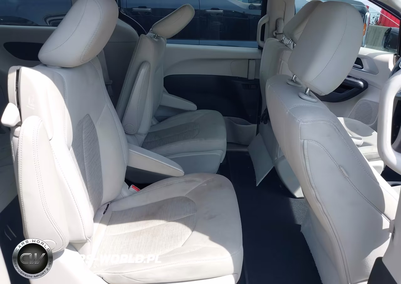 2018 Chrysler Pacifica Hybrid Touring Plus VIN:2C4RC1H77JR311664 - 8