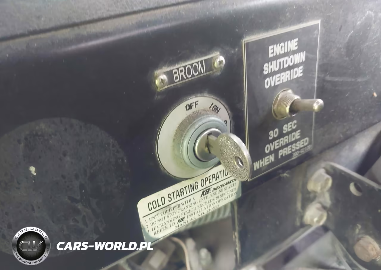 2000 Oshkosh Motor Truck Co. Chassis H VIN:10TBFPY11YS067490 - 10