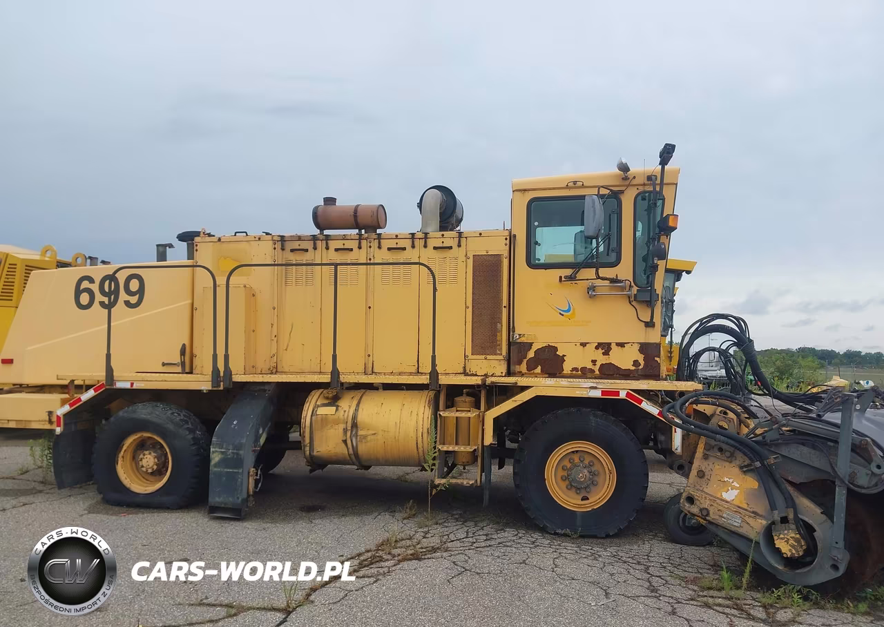 2000 Oshkosh Motor Truck Co. Chassis H VIN:10TBFPY11YS067490 - 13