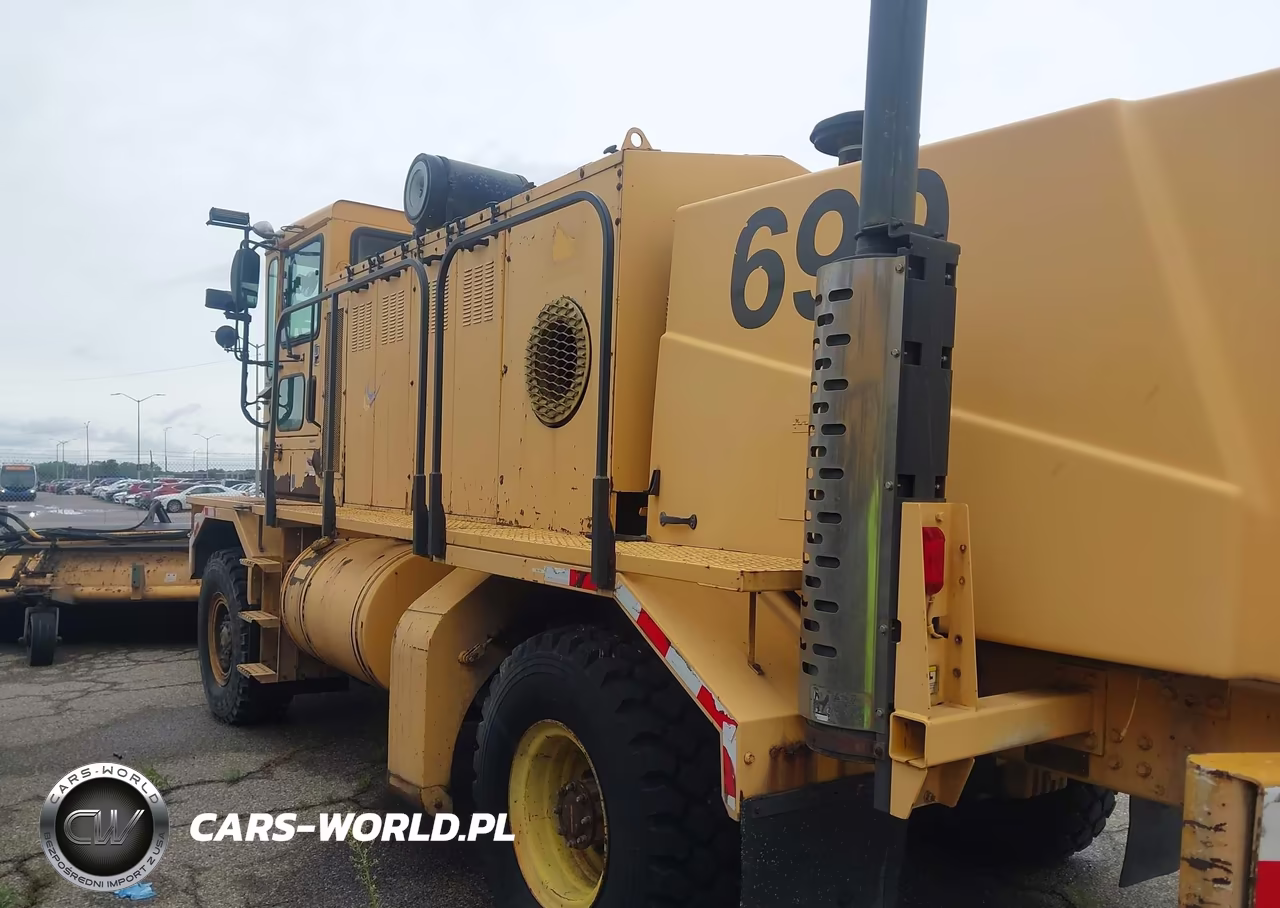 2000 Oshkosh Motor Truck Co. Chassis H VIN:10TBFPY11YS067490 - 14