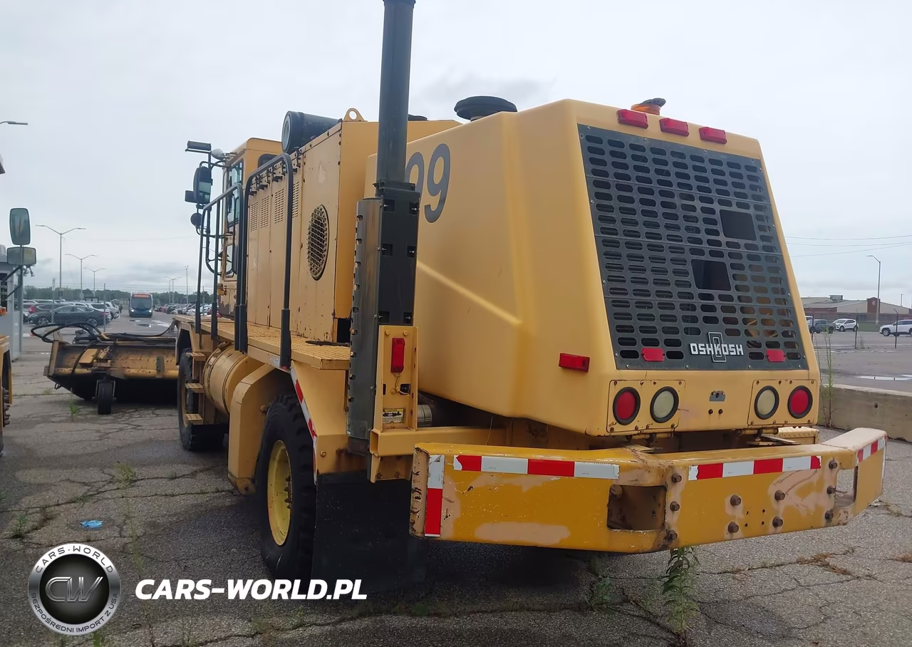 2000 Oshkosh Motor Truck Co. Chassis H VIN:10TBFPY11YS067490 - 3