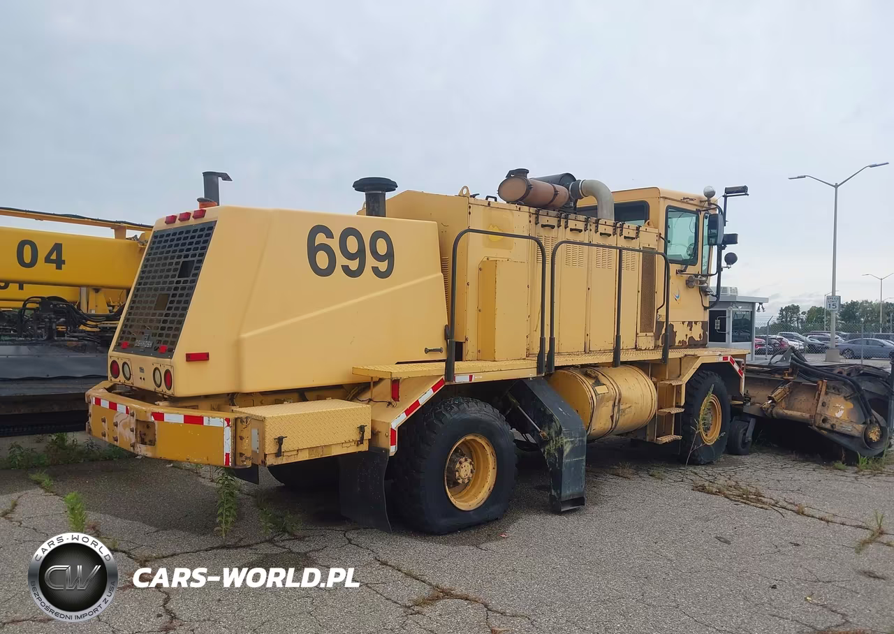 2000 Oshkosh Motor Truck Co. Chassis H VIN:10TBFPY11YS067490 - 4