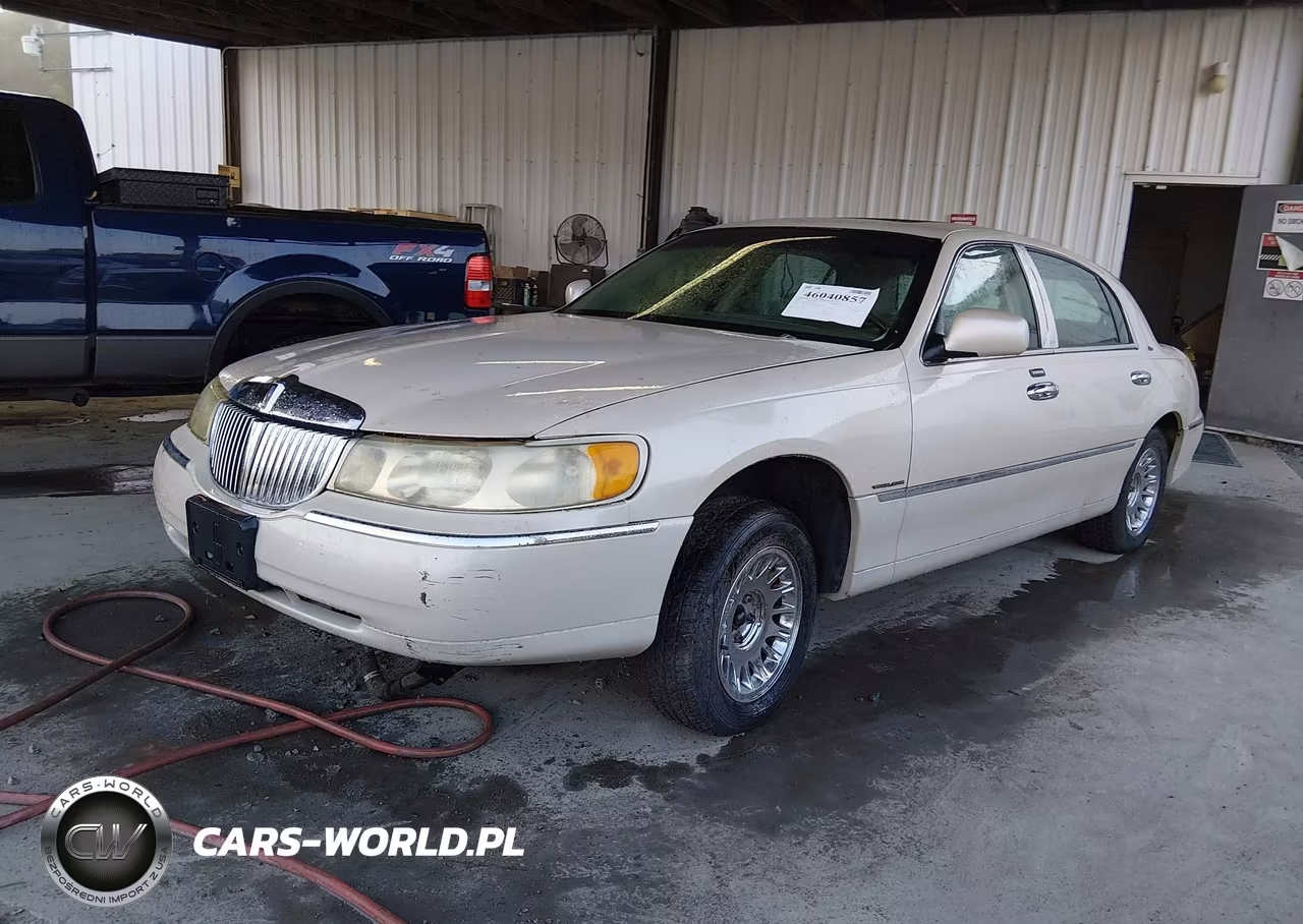 2001 Lincoln Town Car Cartier VIN:1LNHM83W01Y613952 - 2